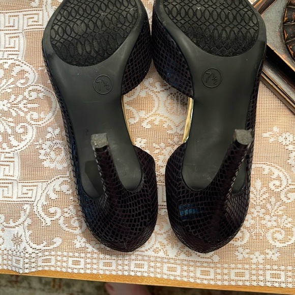 Mossimo Supply Co Black and Gold Heels with Pointed Toe Design - Picture 9 of 14